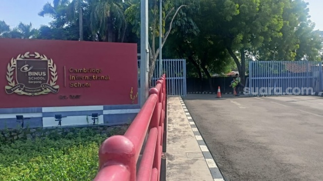 Salah satu gerbang masuk Binus School, Serpong, Tangerang Selatan. [Suara.com/Rena Pangesti]