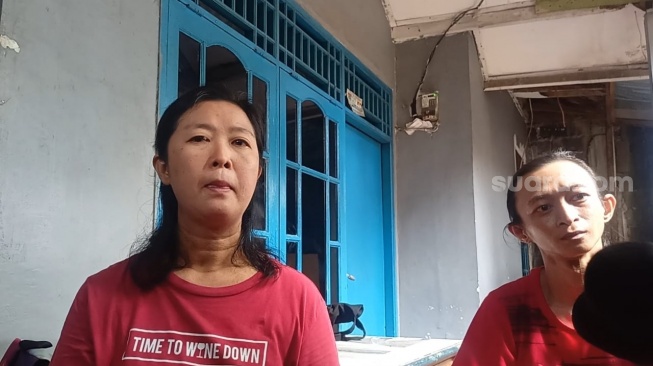 Hermawati dan Hermanto, penjaga warung, TKP Perundungan Siswa Binus School di Serpong, Tangerang Selatan pada Selasa (20/2/2024). [Suara.com/Rena Pangesti]