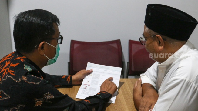 Petugas memberikan informasi kepada warga mengenai hasil tes heart rate variability (HRV) untuk mengetahui kondisi kesehatan mental di RSUD Tamansari, Jakarta, Selasa (20/2/2024). [Suara.com/Alfian Winanto]