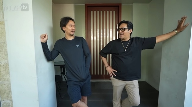 Andre Taulany mengunjungi rumah sang sahabat, Vincent Rompies. [YouTube Andre Taulany]