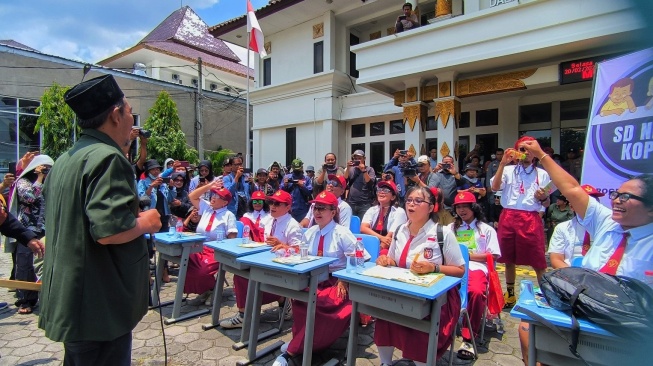 Klaim Tak Berafiliasi dengan Capres Manapun, Massa Gelar Teatrikal Sinau Matematika di KPU DIY