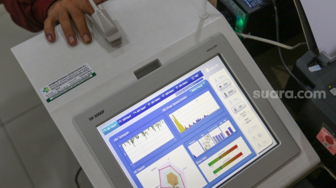 Warga menjalani tes heart rate variability (HRV) untuk mengetahui kondisi kesehatan mental di RSUD Tamansari, Jakarta, Selasa (20/2/2024). [Suara.com/Alfian Winanto]