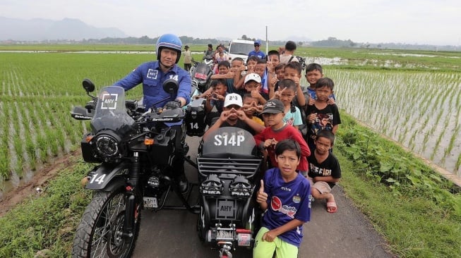 Agus Harimurti Yudhoyono (AHY) berfoto bersama anak-anak di tengah sawah. [X/@AgusYudhoyono]