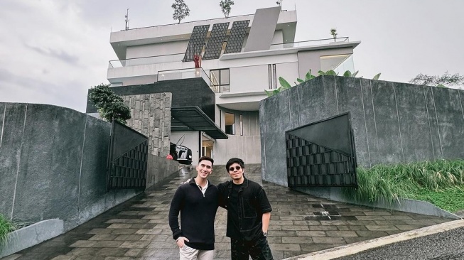 Atta Halilintar dan Verrell Bramasta berpose di depan rumah baru Verrell di kawasan Sentul, Bogor. [Instagram]