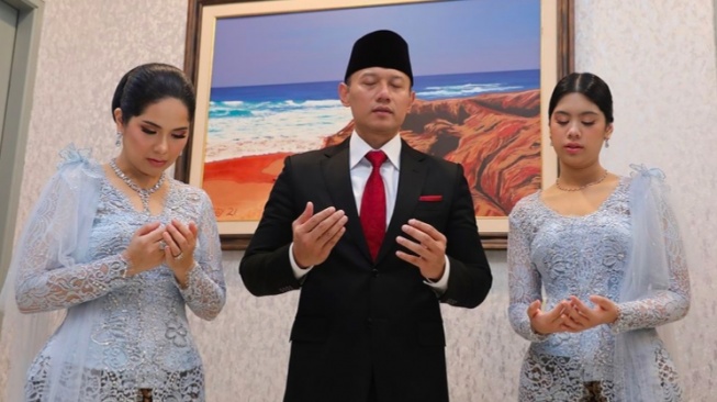 Agus Harimurti Yudhoyono (AHY) dan Annisa Pohan bersama putrinya. [Instagram/@agusyudhoyono]