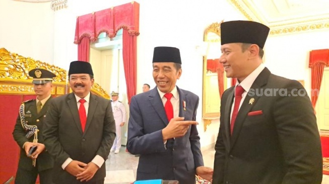 Presiden Joko Widodo atau Jokowi diapit Menteri ATR/BPN Agus Harimurti Yudhoyono atau AHY dan Menko Polhukam Hadi Tjahjanto usai proses pelantikan di Istana Negara, Jakarta, Rabu (21/2/2024). (Suara.com/Novian)