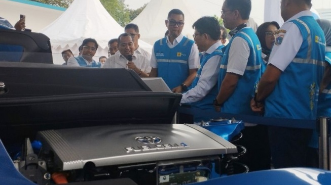 Direktur Utama PLN Darmawan Prasodjo (tengah) melihat kendaraan berbasis bahan bakar hidrogen saat peresmian stasiun pengisian hidrogen atau  Hydrogen Refueling Station  (HRS) pertama di Indonesia berlokasi di Senayan, Jakarta, Rabu (21/2/2024)[ANTARA/Benardy Ferdiansyah]