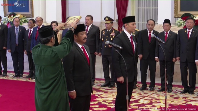 Ketua Umum Partai Demokrat Agus Harimurti Yudhoyono atau AHY dan Hadi Tjahjanto tengah mengucapkan sumpah jabatan sebagai Menteri ATR/BPN dan Menko Polhukam di Istana Negara, Jakarta, Rabu (21/2/2024). (Tangkap Layar)