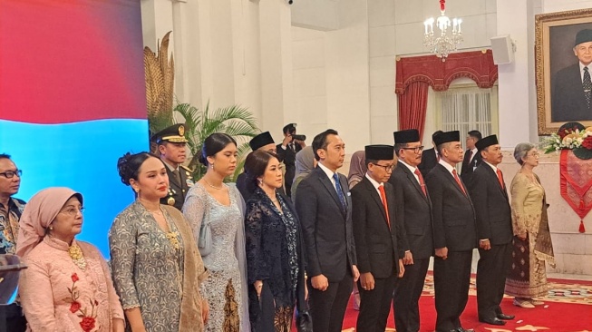 Edhie Baskoro Yudhoyono atau Ibas ikut menyaksikan kakak kandungnya, AHY saat dilantik oleh Presiden Jokowi menjadi Menteri ATR/BPN di Istana Negara, Jakarta. (Suara.com/Novian)