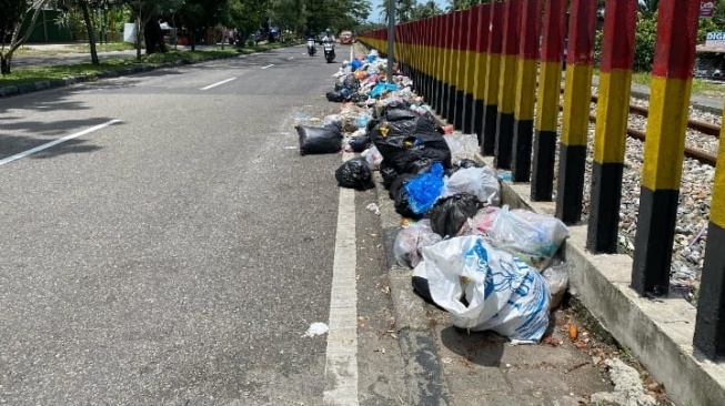 Sampah Berserakan di Pinggir Jalan Kota Padang, DLH Klaim Petugas Telat Jemput