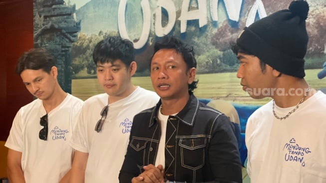 Erick Estrada menangis dalam jumpa pers film "Mendung Tanpo Udan". [Suara.com/Tiara Rosana]