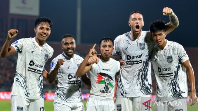 Para pemain Borneo FC Samarinda berselebrasi bersama usai tercipta gol ke gawang Bali United saat pertandingan Liga 1 2023/2024 di Stadion Kapten I Wayan Dipta, Gianyar, Bali, Minggu (12/11/2023). (ANTARA FOTO/FIKRI YUSUF)