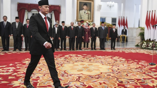 Ketua Umum Partai Demokrat Agus Harimurti Yudhoyono bersiap menandatangani berita acara pelantikannya sebagai Menteri Agraria dan Tata Ruang/Kepala Badan Pertanahan Nasional (ATR/BPN)di Istana Negara, Jakarta, Rabu (21/2/2024). [ANTARA FOTO/Hafidz Mubarak A].