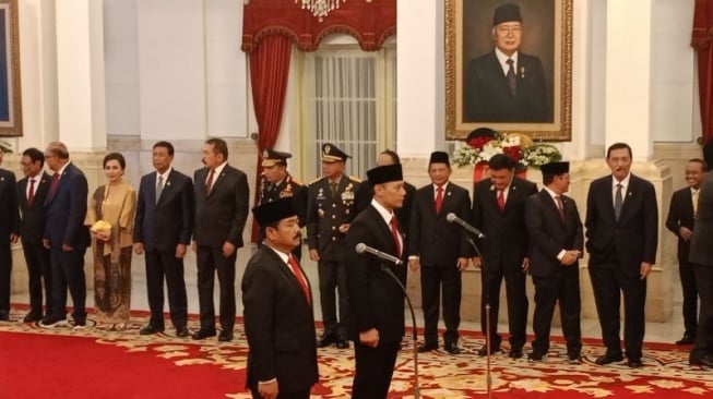 Presiden Joko Widodo atau Jokowi melantik Ketua Umum Partai Demokrat Agus Harimurti Yudhoyono (AHY) menjadi Menteri Agraria dan Tata Ruang/Kepala Badan Pertanahan Nasional (ATR/BPN). AHY menggantikan Hadi Tjahjanto yang dilantik menjadi Menko Polhukam. [ANTARA]