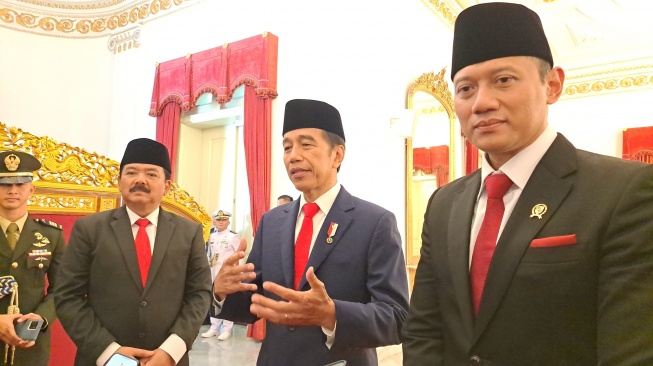 Presiden Joko Widodo alias Jokowi usai melantik Agus Harimurti Yudhoyono (AHY) sebagai Menteri ATR/BPN di Istana Negara, Rabu (21/2/2024). [Suara.com/Novian]