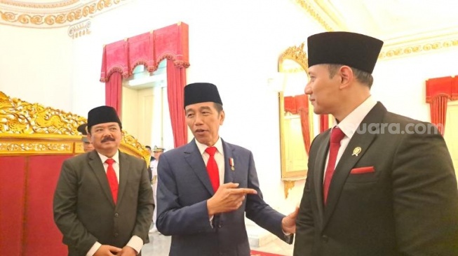 Presiden Joko Widodo atau Jokowi diapit Menteri ATR/BPN Agus Harimurti Yudhoyono atau AHY kemudian Menko Polhukam Hadi Tjahjanto usai proses pelantikan di area Istana Negara, Jakarta, Rabu (21/2/2024). (Suara.com/Novian)
