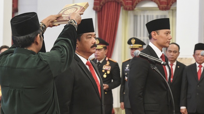 Hadi Tjahjanto (kedua kiri) dan Agus Harimurti Yudhoyono (kanan) mengucapkan sumpah saat dilantik menjadi Menko Polhukam dan Menteri Agraria dan Tata Ruang/Kepala Badan Pertanahan Nasional (ATR/BPN) oleh Presiden Joko Widodo di Istana Negara, Jakarta, Rabu (21/2/2024). [ANTARA FOTO/Hafidz Mubarak A].