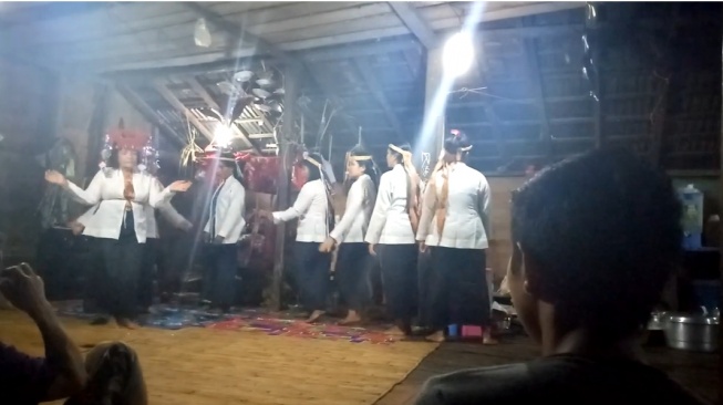 Pakaian Adat Tari Ngerangkaw, Tarian Upacara Kematian Suku Dayak Benuaq