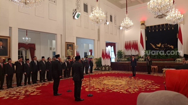 Presiden Jokowi saat melantik Hadi Tjahjanto menjadi Menko Polhukam dan AHY Menteri ATR/BPN. (Suara.com/Novian)