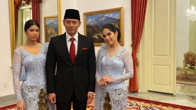 Ketua Umum Partai Demokrat, Agus Harimurti Yudhoyono atau AHY berfoto bersama Annisa Pohan dan putrinya Almira Tunggadewi Yudhoyono sebelum dilantik menjadi Menteri ATR/BPN di Istana Negara, Jakarta, Rabu (21/2/2024). (Ist)