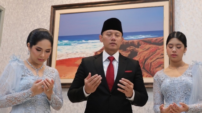 AHY diapit istri dan anaknya saat dilantik jadi menteri ATR [tangkapanlayar]