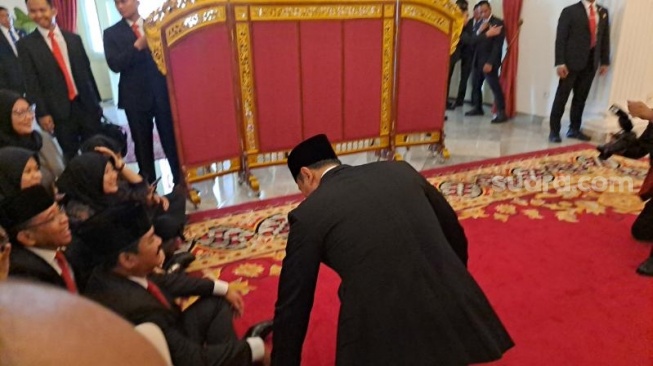 Agus Harimurti Yudhoyono atau AHY berfoto bersatu wartawan usai dilantik sebagai Menteri ATR/BPN oleh Presiden Joko Widodo atau Jokowi di dalam Istana Negara, Jakarta, Rabu (21/2/2024). (Suara.com/Novian)