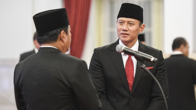 Ketua Umum Partai Demokrat Agus Harimurti Yudhoyono (kanan) berbincang dengen Menteri Agraria dan Tata Ruang/Kepala Badan Pertanahan Nasional (ATR/BPN) Hadi Tjahjanto (kiri) sebelum upacara pelantikan menteri oleh Presiden Joko Widodo di Istana Negara, Jakarta, Rabu (21/2/2024). [ANTARA FOTO/Hafidz Mubarak A].