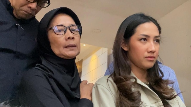 Tamara Tyasmara dan ibunya, Ristya Aryuni di Mapolda Metro Jaya, Jakarta, Rabu (21/2/2024). [Suara.com/Adiyoga Priyambodo]