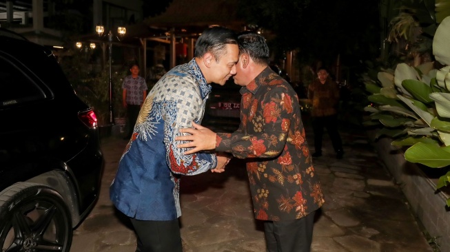 Pertemuan Agus Harimurti Yudhoyono (AHY) dengan Hadi Tjahjanto. (Twitter/ @AgusYudhoyono)