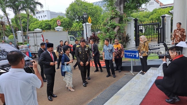 Berdasi Merah, Hadi Tjahjanto Tiba Di Istana Jelang Dilantik Jadi Menkopolhukam