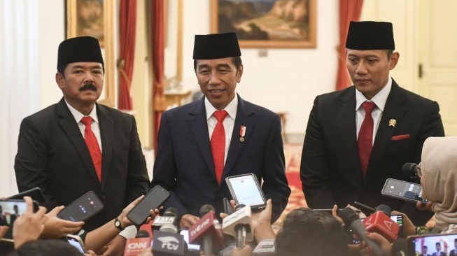 Presiden Jokowi bersama Menko Polhukam Hadi Tjahjanto (kiri) dan Menteri ATR/BPN Agus Harimurti Yudhoyono (kanan) usai pelantikan di Istana Negara, Jakarta, Rabu (21/2/2024). [ANTARA FOTO/Hafidz Mubarak A/nym]