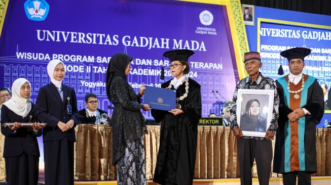 Kisah Haru Dua Orang Tua Wakili Mendiang Sang Anak Terima Ijazah saat Wisuda UGM