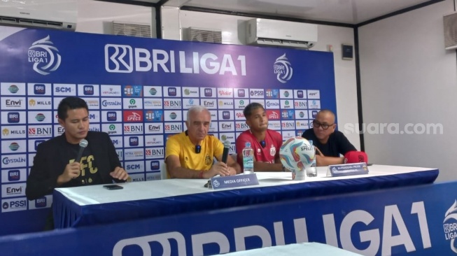 Pelatih kepala Bhayangkara FC, Mario Gomez dan pemain Zulfahmi Arifin menghadiri konferensi pers jelang laga BRI Liga 1 melawan PSS Sleman. (Suara.com/Adie Prasetyo Nugraha)