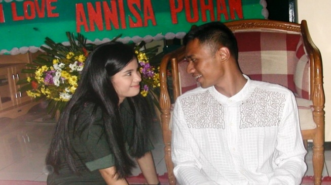 Foto jadul Annisa Pohan dengan sang mantan pacar yang kini jadi suaminya AHY. Foto diambil pada 2004 saat AHY masih berpangkat Lettu. [Annisa Pohan / Instagram]