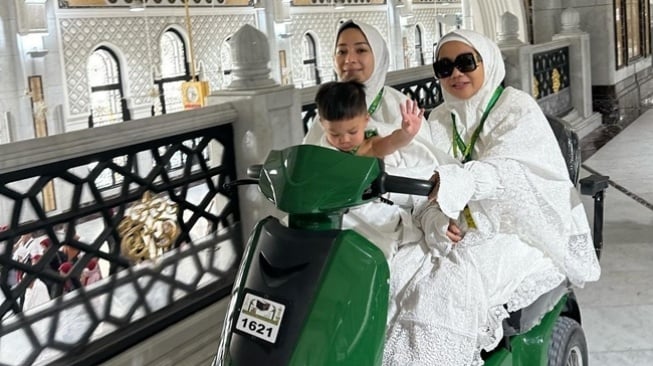 Potret Nikita Willy Umrah (Instagram/@yorafebrina)