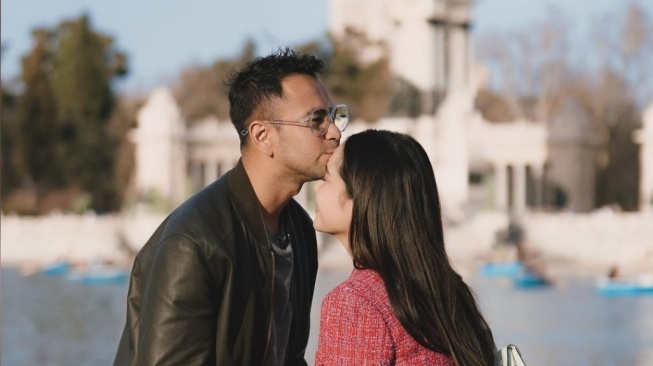 5 Gaya Foto Romantis ala Raffi Ahmad. (Dok. Instagram/raffinagita)