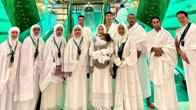 Potret Nikita Willy Umrah (Instagram/@yorafebrina)