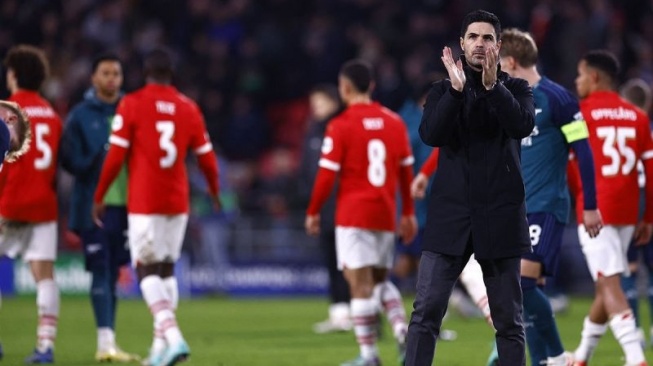 Pelatih Arsenal Mikel Arteta menyapa para suporter. ANTARA/AFP/Kenzo Tribouillard/aa. (AFP/KENZO TRIBOUILLARD)