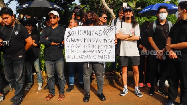 Sejumlah aktivis, akademisi, mahasiswa, dan elemen masyarakat sipil mengikuti Aksi Kamisan ke-806 di seberang Istana Merdeka, Jakarta, Kamis (22/2/2024). [Suara.com/Alfian Winanto]