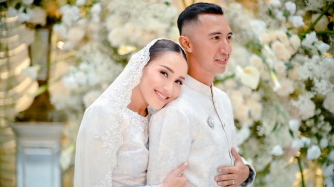 Pasangan artis; Ayu Ting Ting dan Lettu Muhammad Fardhana (Instagram/ayutingting92)