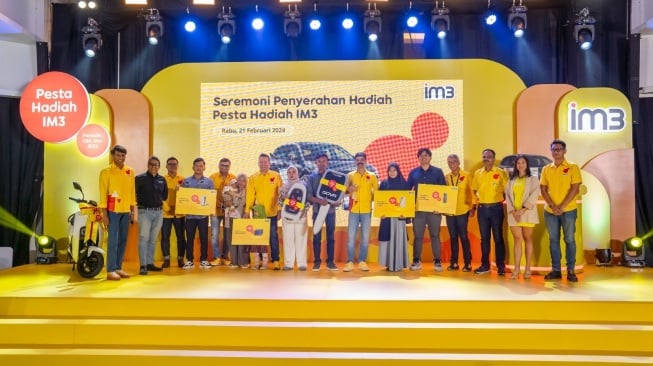 Penyerahan hadiah utama Pesta Hadiah IM3 di Jakarta, Rabu (21/2/2024). [Indosat]