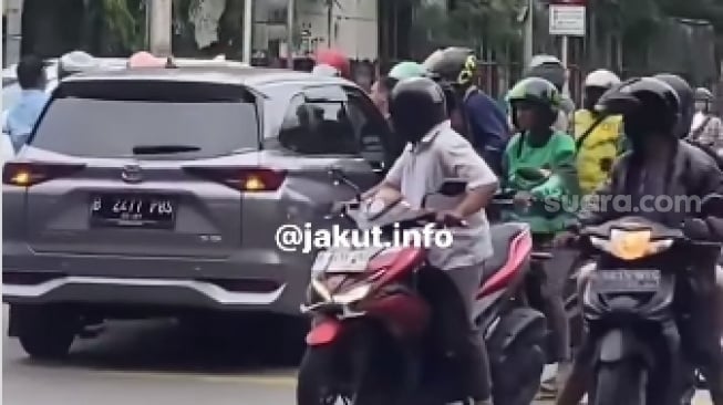 Aksi percobaan bunuh diri seorang wanita di kawasan Ancol, Jakarta Utara. (tangkapan layar/Instagram)