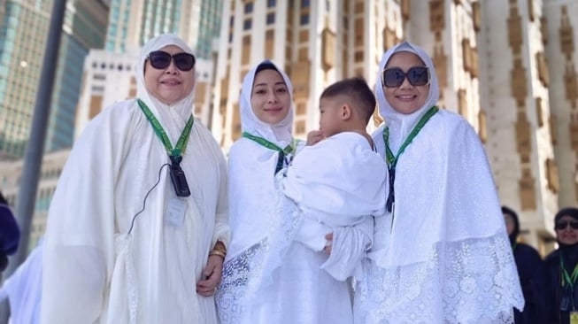 Potret Nikita Willy Umrah (Instagram/@yorafebrina)