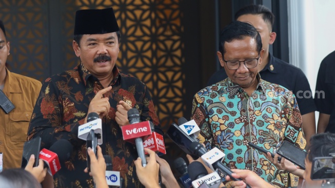 Menteri Koordinator Politik, Hukum dan Keamanan (Menko Polhukam) Hadi Tjahjanto (kiri) dan pejabat lama Menko Polhukam Mahfud MD (kanan) memberikan keterangan usai melakukan pertemuan di Jakarta, Kamis (22/2/2024). [Suara.com/Alfian Winanto]