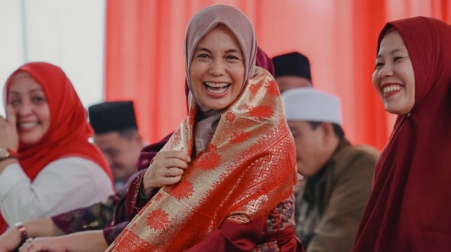 Potret Siti Atikoh dengan Wastra Nusantara (Instagram)