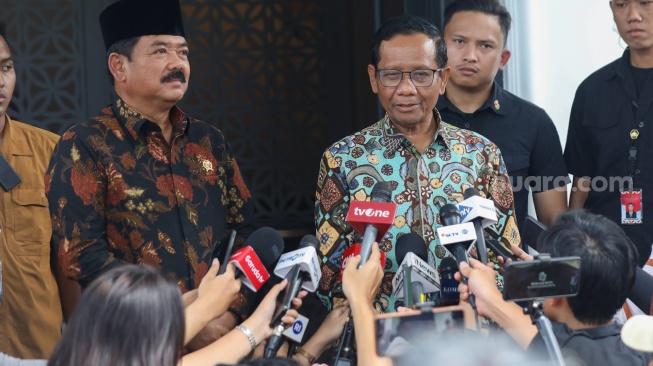 Menteri Koordinator Politik, Hukum dan Keamanan (Menko Polhukam) Hadi Tjahjanto (kiri) dan pejabat lama Menko Polhukam Mahfud MD (kanan) memberikan keterangan usai melakukan pertemuan di Jakarta, Kamis (22/2/2024). [Suara.com/Alfian Winanto]