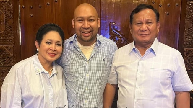 Titiek Soeharto dan Prabowo Kompak Pakai Baju Couple saat Buka Puasa Pertama: Mas Didiet Nggak Diajak