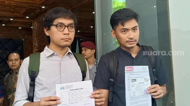 Peneliti ICW Egi Primayogha dan Kepala Divisi KontraS Rozy Brilian Sodik saat mendatangi KPU. (Suara.com/Dea)