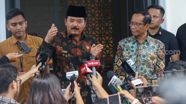 Menteri Koordinator Politik, Hukum dan Keamanan (Menko Polhukam) Hadi Tjahjanto (kiri) dan pejabat lama Menko Polhukam Mahfud MD (kanan) memberikan keterangan usai melakukan pertemuan di Jakarta, Kamis (22/2/2024). [Suara.com/Alfian Winanto]