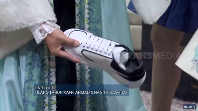 Kado sepatu dari Mpok Alpa untuk Raffi Ahmad. (YouTube/Trans7 Official)